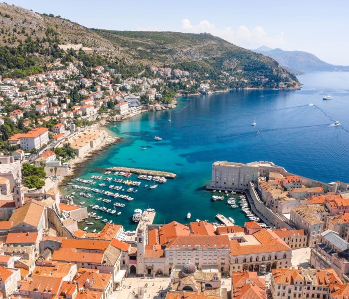 Ujęcie dronem z lotu ptaka Starego Portu w Dubrowniku w letni poranek w Chorwacji
