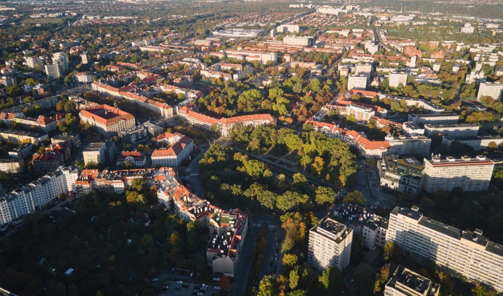 Widok z lotu ptaka na budynki mieszkalne w mieście. Widok z lotu ptaka na krajobraz Wrocławia w Polsce. Architektura w nowoczesnym mieście Europy