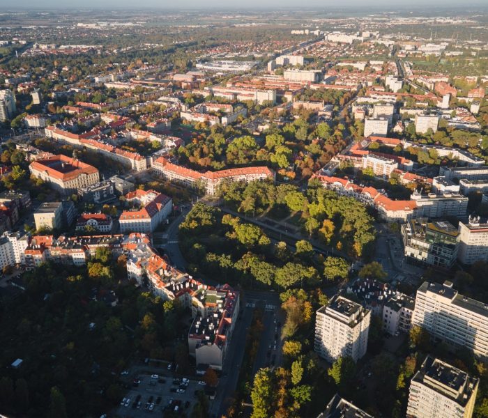 Widok z lotu ptaka na budynki mieszkalne w mieście. Widok z lotu ptaka na krajobraz Wrocławia w Polsce. Architektura w nowoczesnym mieście Europy