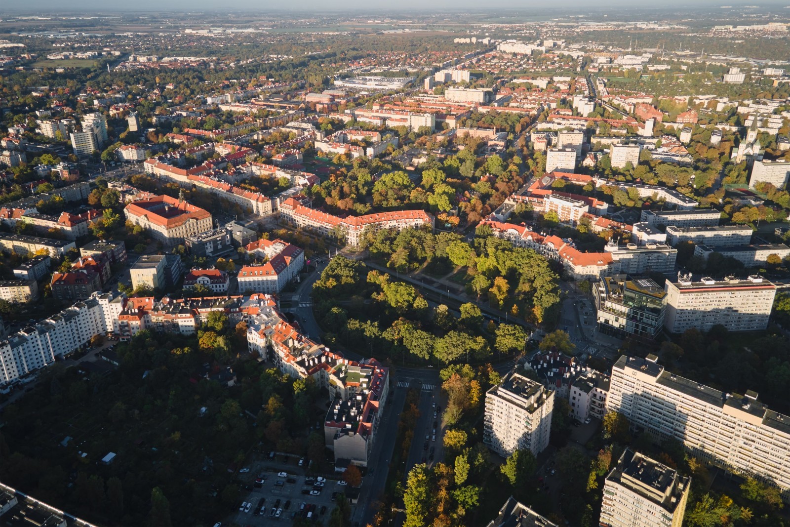 Widok z lotu ptaka na budynki mieszkalne w mieście. Widok z lotu ptaka na krajobraz Wrocławia w Polsce. Architektura w nowoczesnym mieście Europy