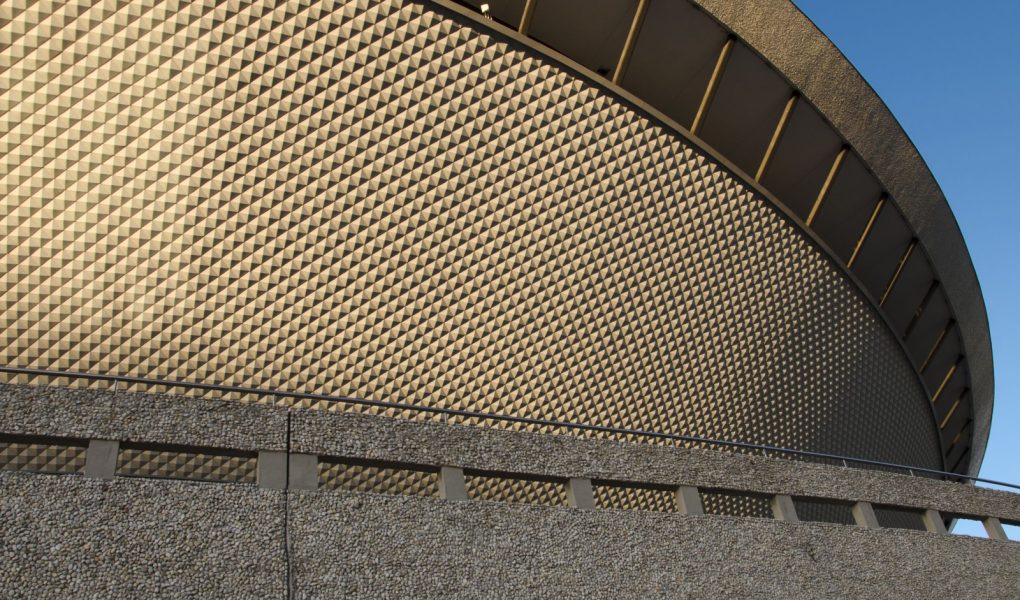 Katowice, Śląsk, Polska; 1 grudnia 2019 r.: Fasada hali sportowej Spodek z futurystycznym designem przypominającym latający spodek