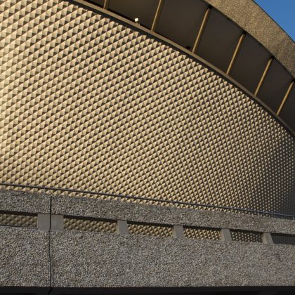 Katowice, Śląsk, Polska; 1 grudnia 2019 r.: Fasada hali sportowej Spodek z futurystycznym designem przypominającym latający spodek