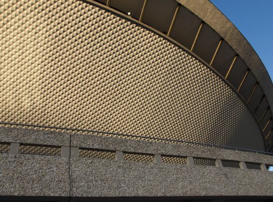 Katowice, Śląsk, Polska; 1 grudnia 2019 r.: Fasada hali sportowej Spodek z futurystycznym designem przypominającym latający spodek