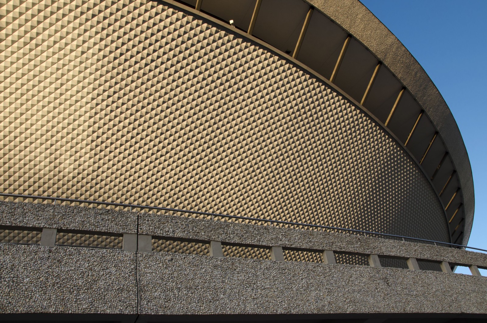 Katowice, Śląsk, Polska; 1 grudnia 2019 r.: Fasada hali sportowej Spodek z futurystycznym designem przypominającym latający spodek
