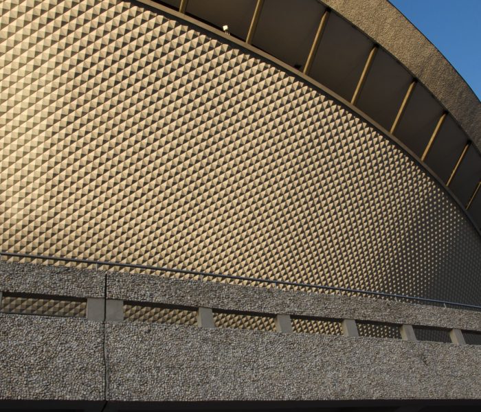 Katowice, Śląsk, Polska; 1 grudnia 2019 r.: Fasada hali sportowej Spodek z futurystycznym designem przypominającym latający spodek