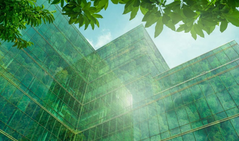 Ekologiczny budynek w nowoczesnym mieście. Zrównoważony szklany budynek biurowy z drzewem redukującym ciepło i dwutlenek węgla. Budynek biurowy z zielonym środowiskiem. Budynek korporacyjny redukuje CO2.